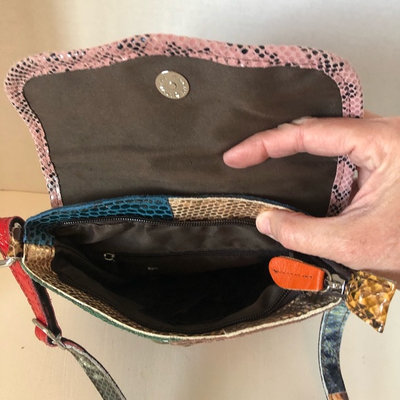 Hobo chic crossbody with floral design - Picture 6 of 7